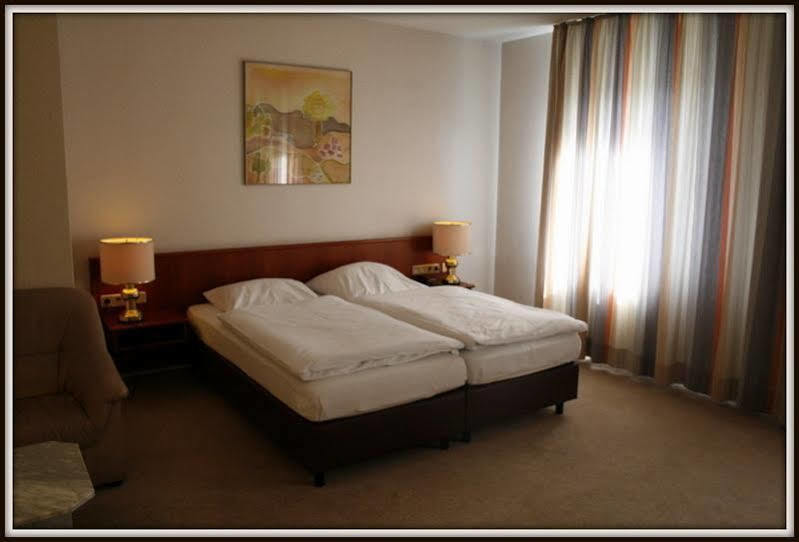 Hotel Sonderfeld Grevenbroich Exterior foto