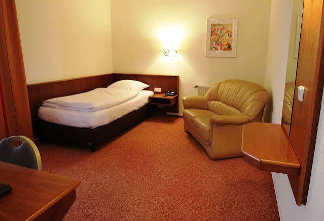 Hotel Sonderfeld Grevenbroich Exterior foto