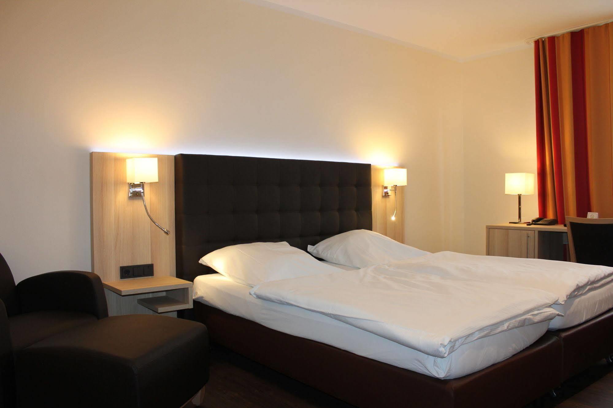 Hotel Sonderfeld Grevenbroich Exterior foto