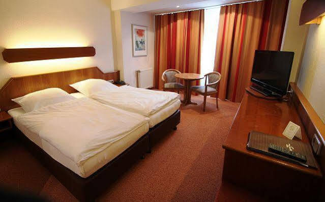 Hotel Sonderfeld Grevenbroich Exterior foto